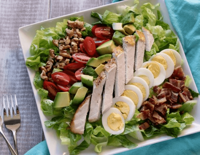 Salad pelangsing yang kaya dengan protein
