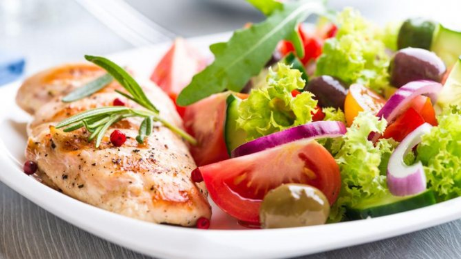 Salad sayur dan ikan pada diet protein