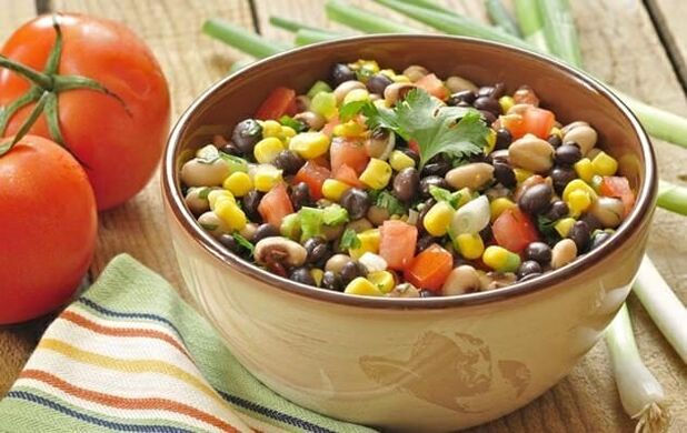 Salad sayur diet boleh dimasukkan ke dalam menu jika anda menurunkan berat badan dengan pemakanan yang betul