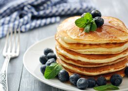 Anda boleh bersarapan dengan pancake diet yang lazat selepas diet kefir