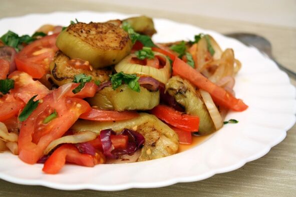 Diet Maggi termasuk salad sayur-sayuran dan terung rebus yang sihat. 